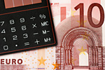 Taschenrechner und 10-Euro-Schein. Foto: Alexander Stein, Pixaby